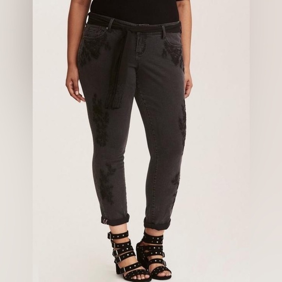 New Torrid Premium Boyfriend Jean Embroidered Black Wash Women’s Plus Size 26 - Picture 1 of 4